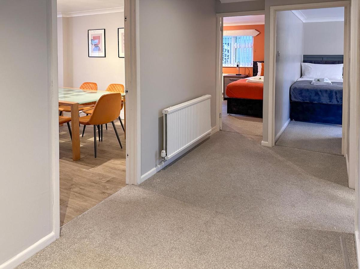 סווינדון Blunsdon Lodge - Spacious Bungalow, High Speed Wi-Fi, Free Private Parking, Garden מראה חיצוני תמונה