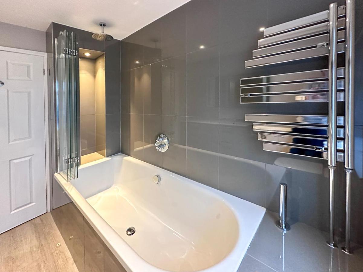 סווינדון Blunsdon Lodge - Spacious Bungalow, High Speed Wi-Fi, Free Private Parking, Garden מראה חיצוני תמונה