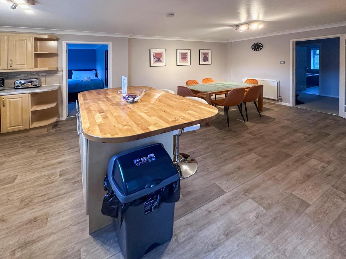 סווינדון Blunsdon Lodge - Spacious Bungalow, High Speed Wi-Fi, Free Private Parking, Garden מראה חיצוני תמונה