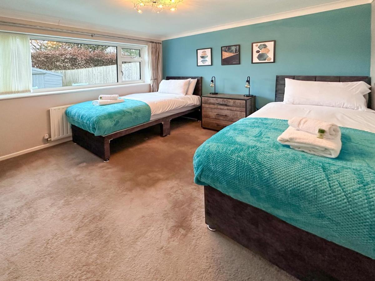 סווינדון Blunsdon Lodge - Spacious Bungalow, High Speed Wi-Fi, Free Private Parking, Garden מראה חיצוני תמונה