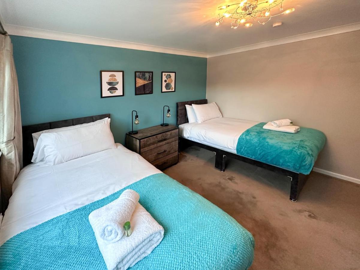 סווינדון Blunsdon Lodge - Spacious Bungalow, High Speed Wi-Fi, Free Private Parking, Garden מראה חיצוני תמונה