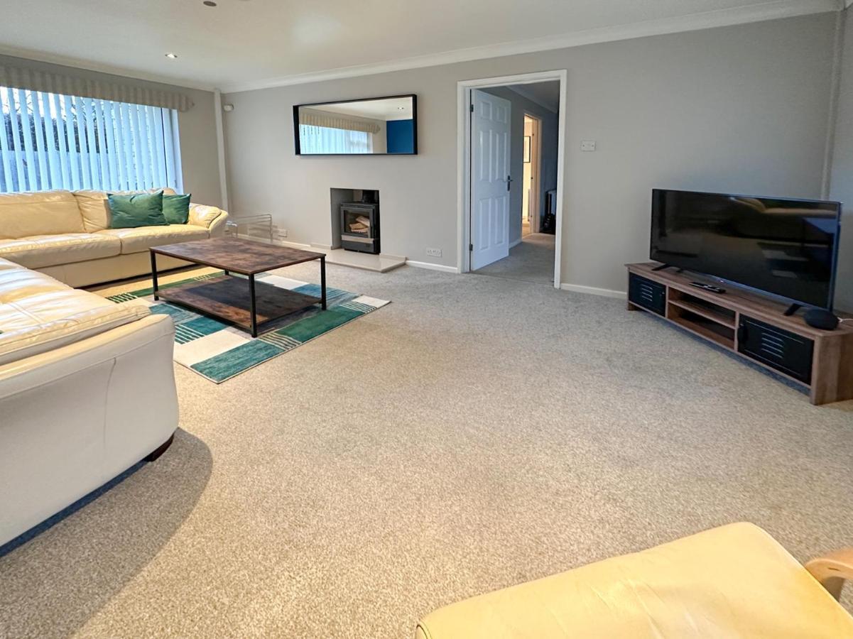 סווינדון Blunsdon Lodge - Spacious Bungalow, High Speed Wi-Fi, Free Private Parking, Garden מראה חיצוני תמונה