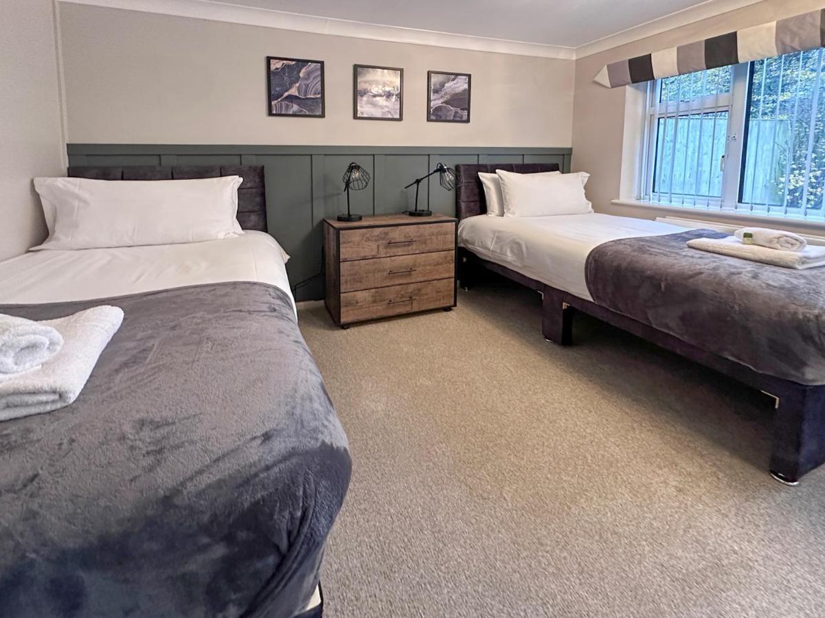 סווינדון Blunsdon Lodge - Spacious Bungalow, High Speed Wi-Fi, Free Private Parking, Garden מראה חיצוני תמונה