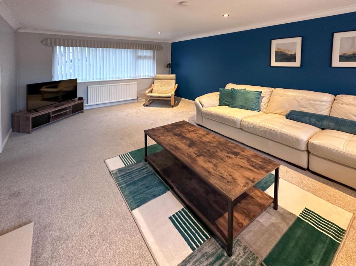 סווינדון Blunsdon Lodge - Spacious Bungalow, High Speed Wi-Fi, Free Private Parking, Garden מראה חיצוני תמונה